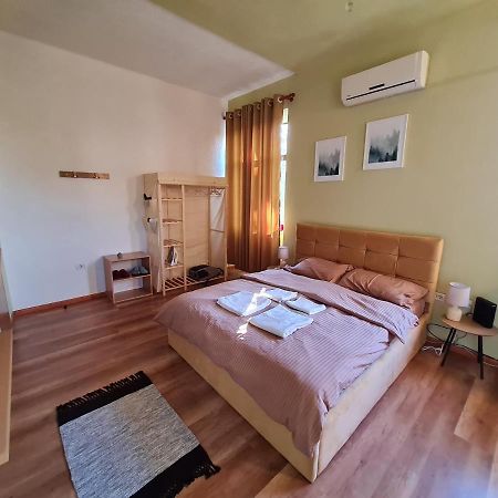 Ex-Block District Charming Studio Apartment With Treeish Sorrounding View! Tirana Exterior foto