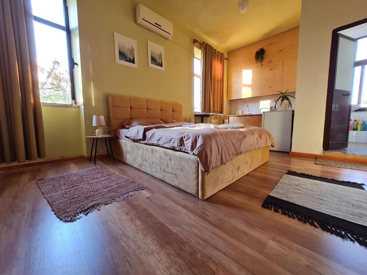 Ex-Block District Charming Studio Apartment With Treeish Sorrounding View! Tirana Exterior foto